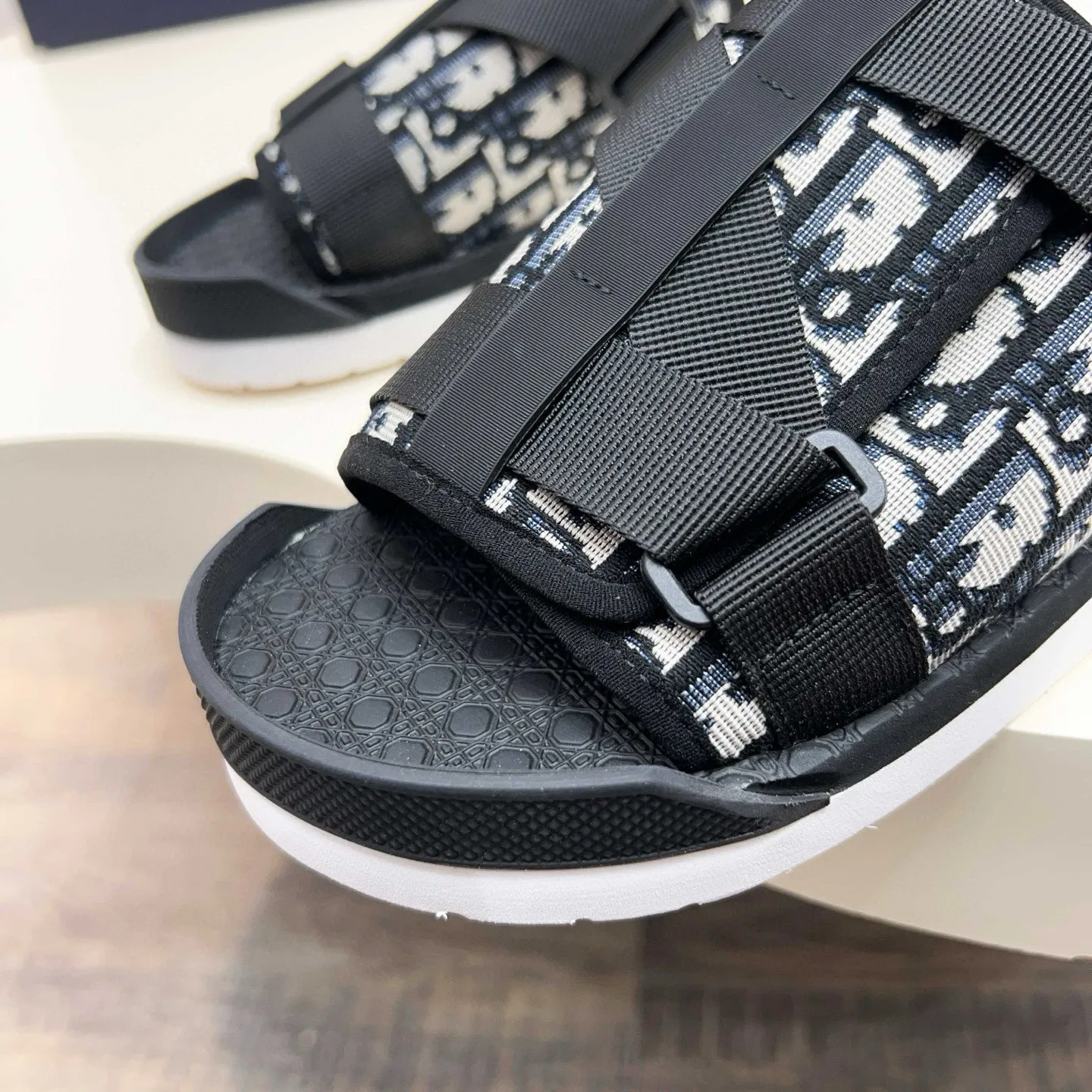 Factory price: 280💰Dior Alias ​​men's leather slippers. This Alias ​​sandal is a new summer product, showing a casual and elegant style. Carefully crafted from grained cow leather and Oblique printed fabric, with cowhide lining! Cross-strap design with metal-clad brass CD Diamond logo. The imported cowhide leather and rubber sole adds sophistication and comfort, while Oblique print-effect anti-slip panels add style. Size: 38-44 (45 customized)